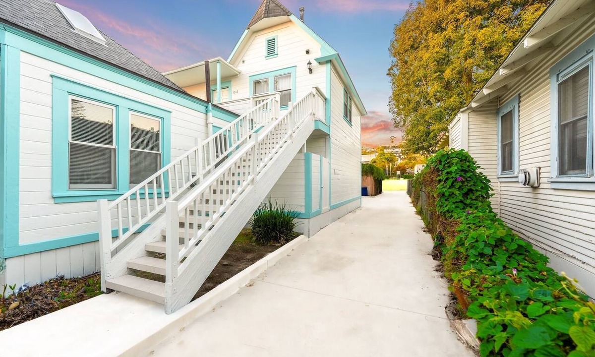 Ventura House | Walk To Beach! Clean & Super Comfy, Great Location