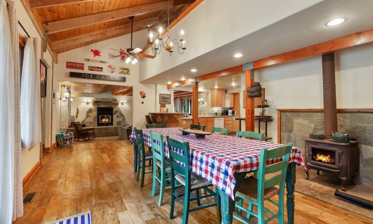 Chamberlands House | Walk to Beach Family Cabin | BBQ | Hammocks