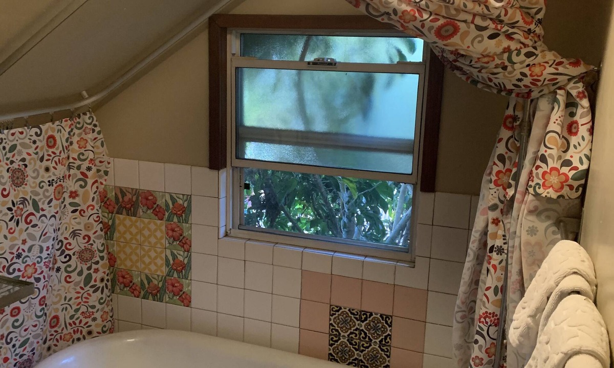 Eastside Apartment | Walk to Beach, shops, restaurants and much more!