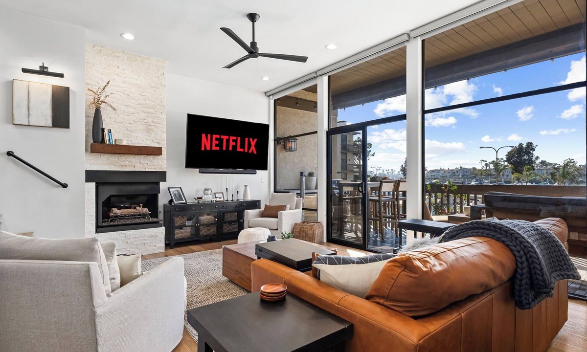 Harbor Condo | Waterfront Marina Retreat - Parking + Workspaces + Large Balcony with Six Pools