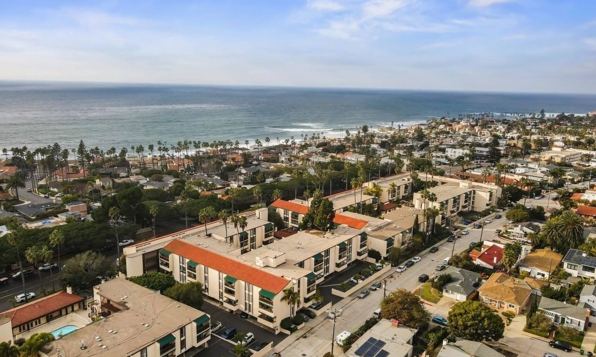 Beach Barber Tract Condo | Windansea Beach Condo! Located in quiet area close to everything!