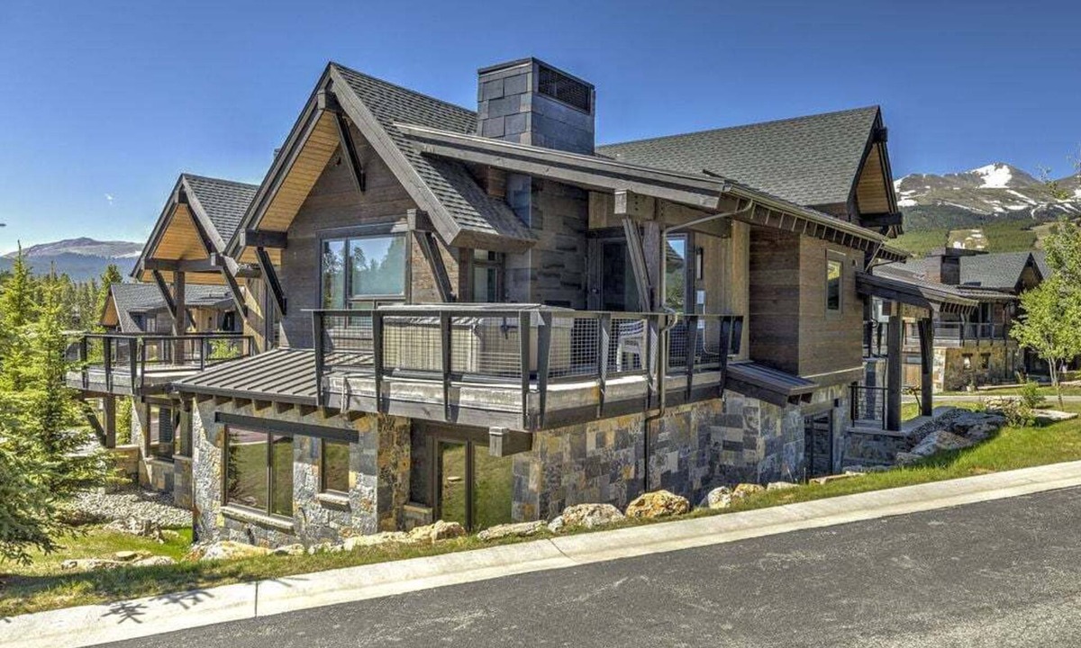 Peak 8 House | Wintours Leap boasts impressive Tenmile Range views & a private hot tub!