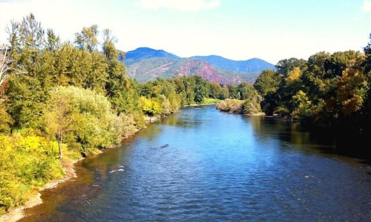 Grants Pass Hotel | Wonderful Place To Stay! Accessible unit to Enjoy! Close to Reinhart Park!