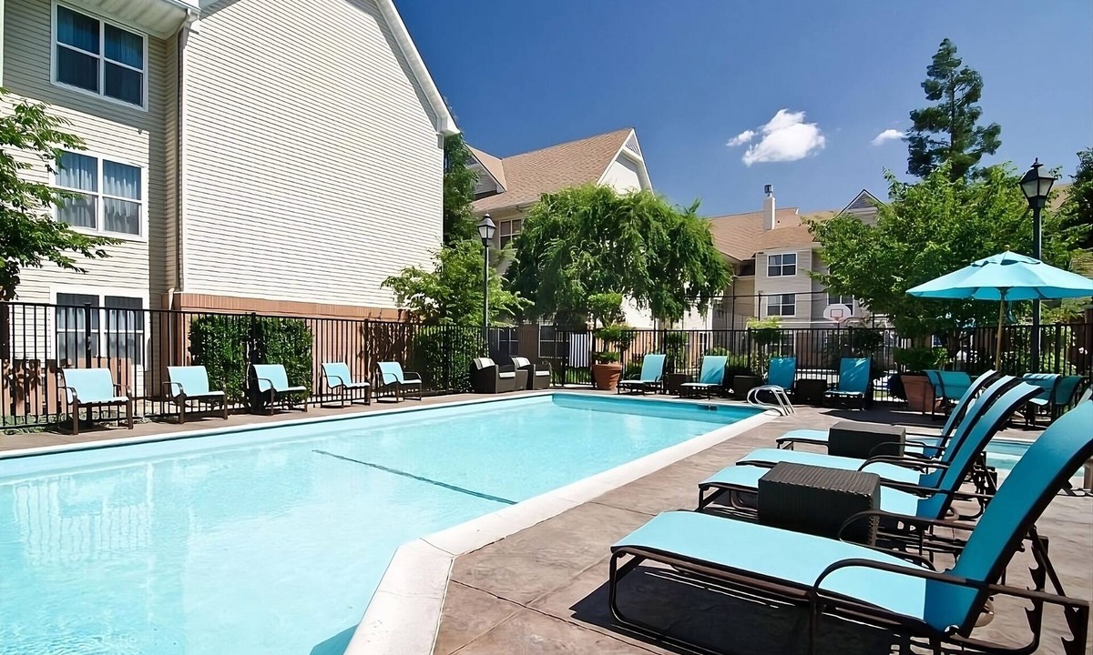 Raisin Hotel | Your Fresno Escape! 2 Modern Units, Full Kitchen, Outdoor Pool, Pets Allowed!
