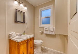 Modern Dog-Friendly Cottage in a Great Location - Minutes to Downtown & Beach