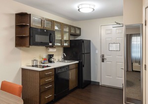 Pets Allowed! Minutes from Disneyland! Two Great Studio Suites, Pool, BBQ, Gym