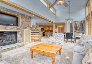 Spacious 3BR Mountain Lodge Stone Fireplace Vaulted Ceilings & Mountain View