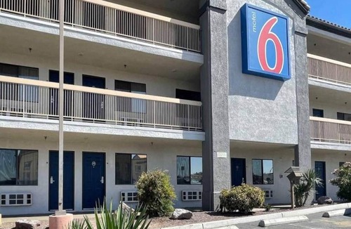 Barstow Apartment | 1 King Bed|Non-Smoking,Micfridge