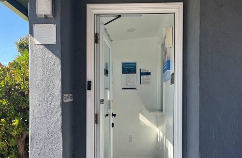 Redwood Heights Apartment | 1 King Bed|Non-Smoking, Micfridge