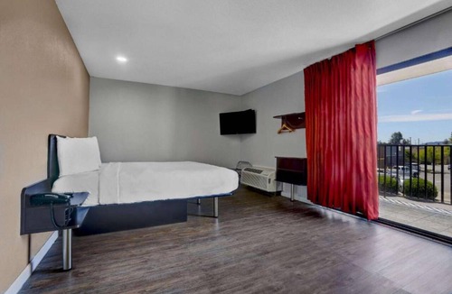 Ukiah Apartment | 1 King Bed|Nsmk,Balcony,Micfridge,Sofa-Bed