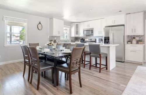 Lake Balboa House | 107 Modern Family Comfortable LA home!