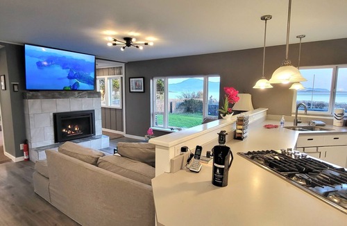 Happy Camp Hideaway House | 125' Beachfront Bliss, Private Beach Access, Firepits, crabbing, clamming - wow!