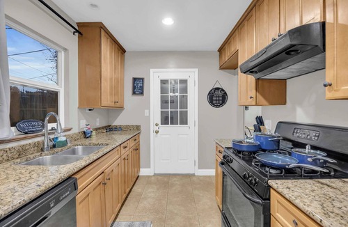 West University House | 13 Beds 7 TVs Sleeps19 W2 AC