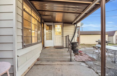 West University House | 13 Beds 7 TVs Sleeps19 W2 AC