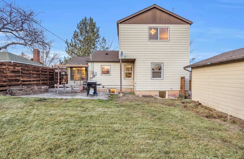West University House | 13 Beds/7 TVs/Sleeps19/W2 AC