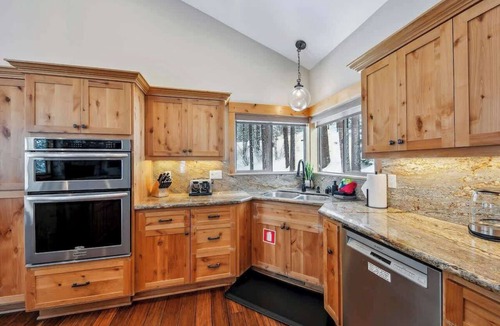 Pioneer Trail Cabin | 13 Beds, Hot Tub, Pool Table, Dog Friendly