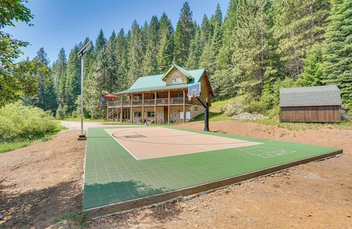 McCloud House | 13 Mi to Mt Shasta: Log Home on 60 Acres!