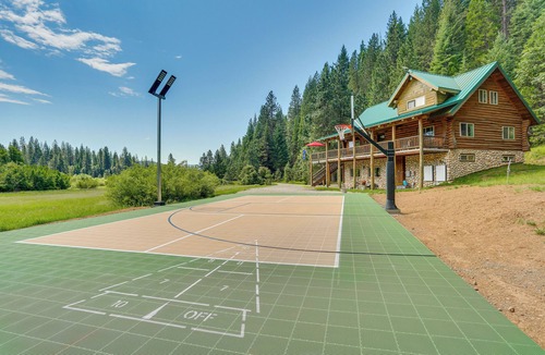 McCloud House | 13 Mi to Mt Shasta: Log Home on 60 Acres!