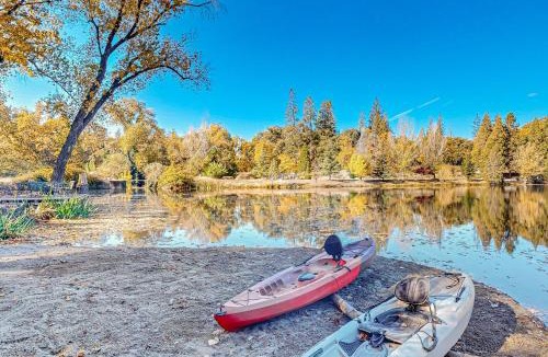 Mono Vista House | 1BR Dog-Friendly Lakefront Cabin w/Canoes