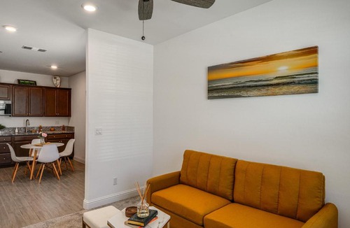 Greenacres House | 1BR Guest House with Private Entrance and Laundry