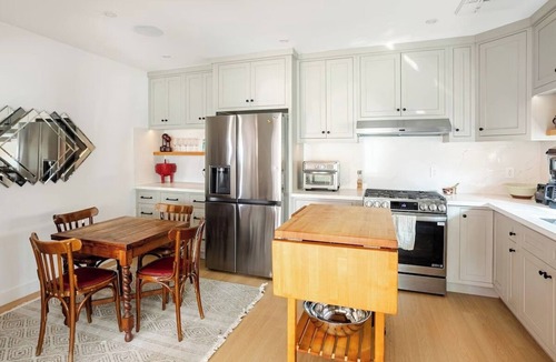 Los Angeles House | 1BR Spanish Bungalow/Luxury Vintage Charm & Walkable/EV Charger