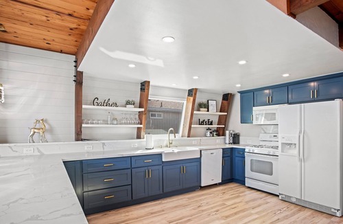 Discovery Bay Cabin | 1pm Check-in Special @ The Delta Cabin, w/Boat Option