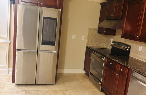 Suwanee Apartment | 2 Bed Basement Apt in Upscale Gated Community By Stores, Restuarants, & Parks