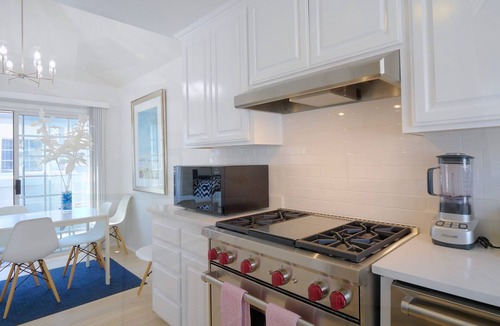 Balboa Island House | 2 Bedroom/2 Bath - AC - 1 Block from the beach. Upstairs/back-unit.