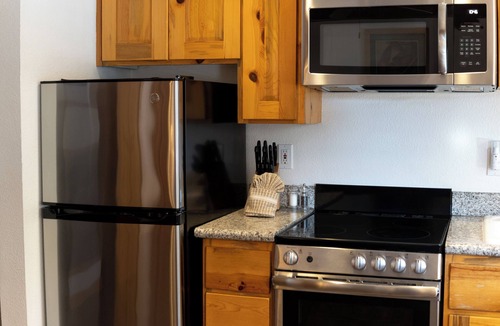 Tahoya Shores Hotel | 2 Bedroom| Kitchen | Pool, Spa Tub & Parking | Near Lake Tahoe Beach