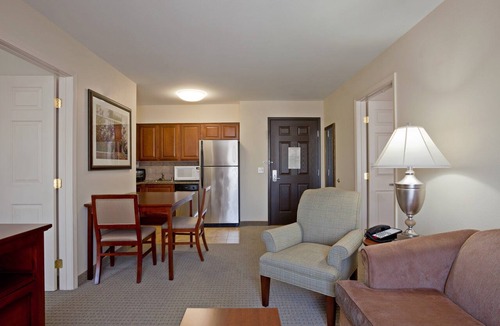 Palmdale Apartment | 2-Bedroom Suite w/Walk-In Shower, Palmdale