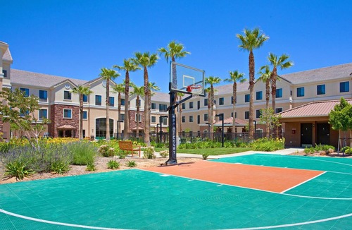 Palmdale Apartment | 2-Bedroom Suite w/Walk-In Shower, Palmdale