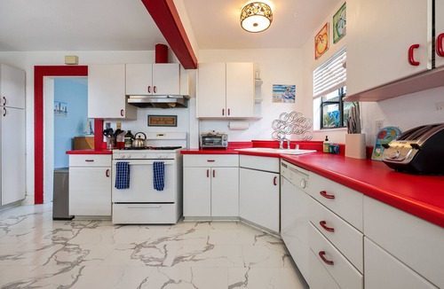 Townsite House | 2 br, 2 bth, fully fenced home - The Sunnyside Up Beach Cottage