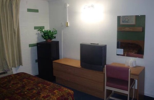Lake Havasu City Hotel | 2 Charming Rooms Close to Windsor Beach - 3.1 miles away + Free Parking