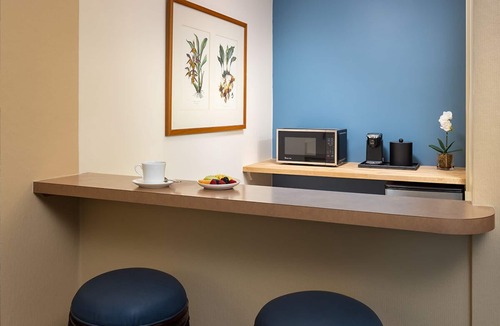 Crown Point Hotel | 2 Comfortable Rooms w/Bay Views Near Sand Volleyball Courts – Beach Access