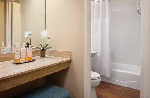 Crown Point Hotel | 2 Comfortable Rooms w/Bay Views Near Sand Volleyball Courts – Beach Access