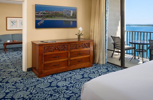 Crown Point Hotel | 2 Comfortable Rooms w/Bay Views Near Sand Volleyball Courts – Beach Access