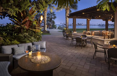 Crown Point Hotel | 2 Comfortable Rooms w/Bay Views Near Sand Volleyball Courts – Beach Access