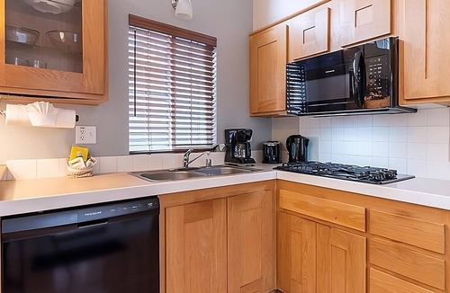 Napa Hotel | 2 Elegant Units | Free Parking | Outdoor Pool | Napa Valley Wine Train – 0.8 mi
