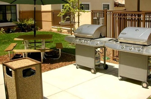 Thousand Oaks House | 2 Family-friendly Units with Kitchens! Pets Allowed! Outdoor Swimming Pool!