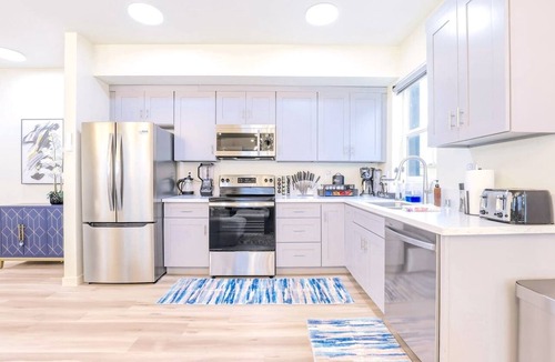 North Hills East House | 2 Homes in 1: Sleeps 29. Family Fun. By Universal