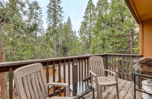 Shaver Lake House | 2 Mi to Dorabella Cove: Dog-Friendly Townhouse!