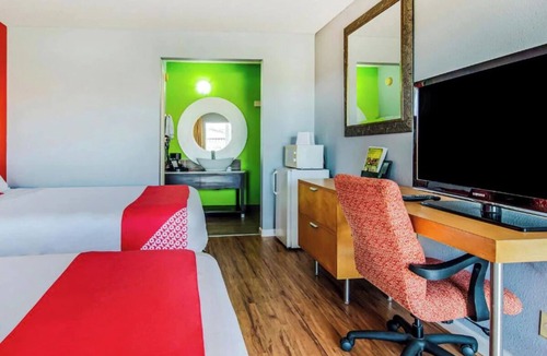 Ridgecrest Hotel | 2 Private Rooms w/2 Queen Beds & Microwave Near Helmers and Upjohn Parks!