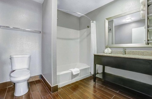 Ukiah Apartment | 2 Queen Beds|Nsmk, Micfridge