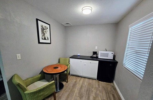 Ridgecrest Apartment | 2 Queen Beds with Kitchenette|Nsmk