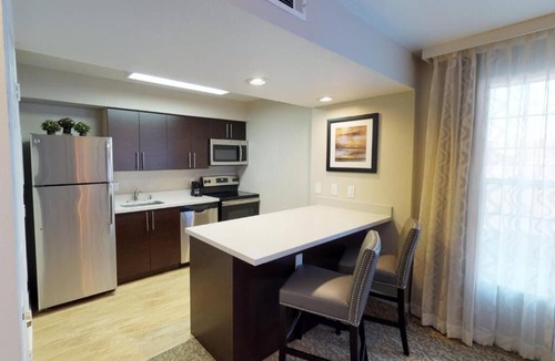 Newark Hotel | 2 Suite Perfect for Couples Exploring Silicon Valley | Free Breakfast