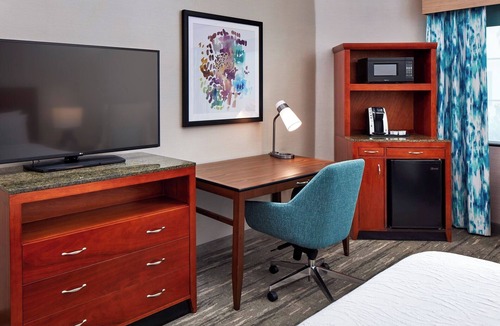 Valencia Hotel | 2 Units | Dual Queen Beds | 0.1 Miles to Six Flags Magic Mountain Theme Park