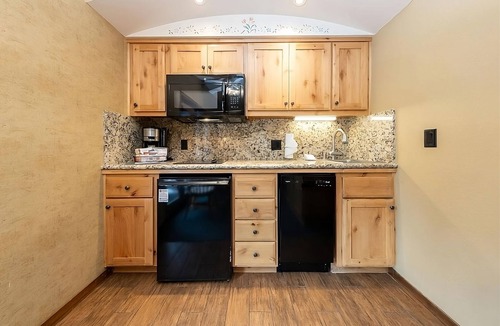 Olympic Valley Hotel | 2 Units | Kitchen | Free Parking | Olympic Valley Stay | Near Ski Slopes