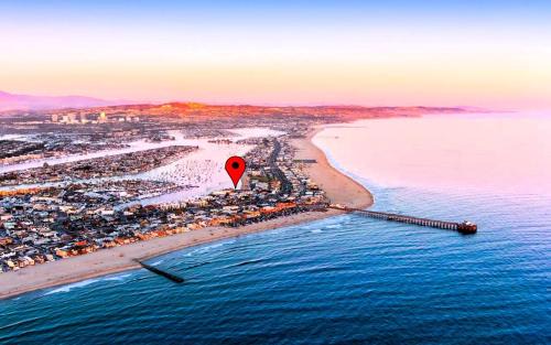 West Newport House | 2026 Award Winner, Luxe 2BR, steps to sand & pier, with fire pit, AC and parking