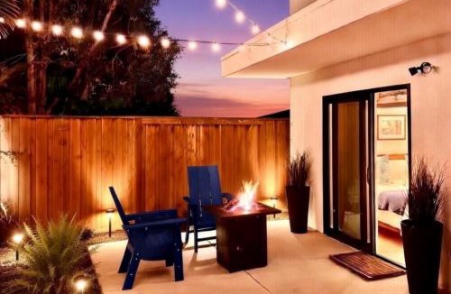 West Newport House | 2026 Award Winner, Luxe 2BR, steps to sand & pier, with fire pit, AC and parking
