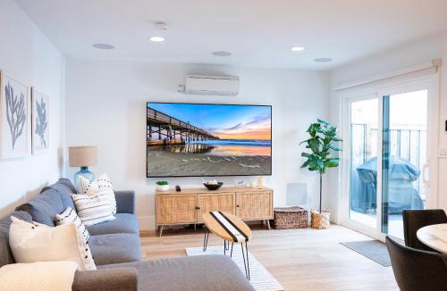 West Newport House | 2026 Award Winner, Luxe 2BR, steps to sand & pier, with fire pit, AC and parking